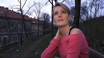 Meggie, Kamerová Dívka, Se Zapojí Do Venkovního Sexu Za Peníze Za Kostelem