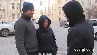 Baculatý Přítel Nechává Úžasnou Přítelkyni Mít Sex S Jiným Mužem Za Peníze