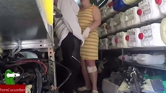 מפגש במקום העבודה מוקלט בסתר עם חובבת מפותלת