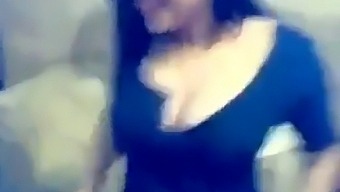 נערת דז'י נתפסת בעמדה מתפשרת בחדר המלון