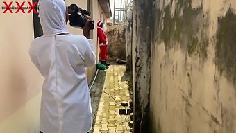 En Glædelig Ferie Med Julemanden Og En Forførende Hijabi-Kvinde. Tilmeld Dig Den Røde Kanal
