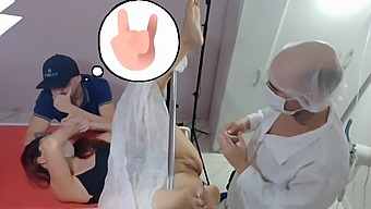 부부가 의사 진찰을 받고 의사는 운좋게 만남을 가졌어