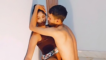 Hanif Borer Sumonas Ivrige Fisse Med Sit Massive Skaft