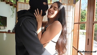 Une Adolescente Brune Partage Des Leçons De Baiser Dans Une Vidéo Solo Chaude