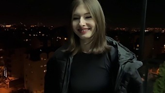 젊은 이웃과 섹스를 위해 돈을 교환하는 Hd 포르노 비디오