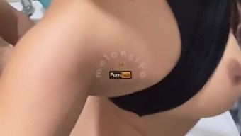 สาวงามชาวอียิปต์ Chloe Foxy ถูกเย็ดในห้องอาบน้ําด้วยน้ําลายและนม