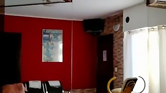 Moje Žena Má Sex S Mladým Cizincem Za Peníze