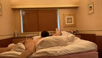 Velike Prsi Japonskega Predsednika Jo Nenehno Vzburjajo