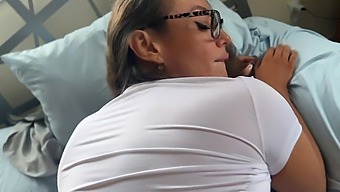 الأم الناضجة ماندي ووترز تصبح شقية مع ابنها الزوجي في Hd Pov