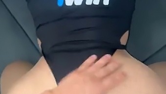 Seorang Jurugambar Yang Terpesong Terlibat Dalam Aktiviti Seksual Dengan Seorang Wanita Muda Yang Menarik Dalam Definisi Tinggi.