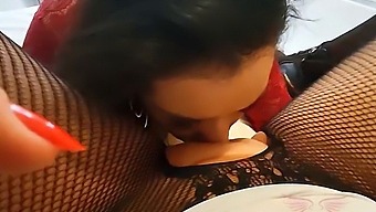 एंजेल लीमा क्लेओ कैडिलैक को ब्लोजॉब देती है।