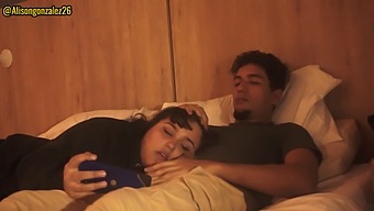 Sis És Én Alattomosan Nézünk Egy Filmet, És Végül Elkapnak Egy Forró Orális Találkozásban