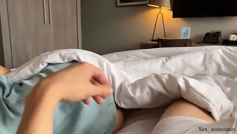 Náhodné Setkání Se Změnilo V Neplánované Anální Setkání Ve Společné Ložnici