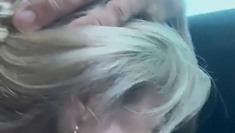 Hisnande Vackra Blondinen Alineflavio Visar Upp Sina Utomhusfärdigheter