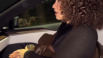 אישה צעירה שרוצה לשכב עם זר נשלטת על ידי בעלה שאוהב קוקהולד.